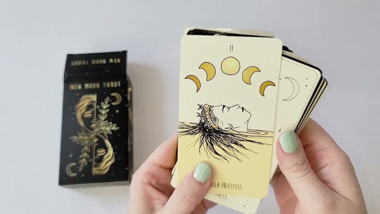New Moon Tarot – 78 kort för spådom och inre utforskande | 11 x 6,4 cm